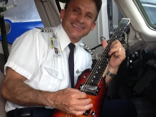 Pilot RB jammin' up front in a 757 with his Rambler Travel Guitar