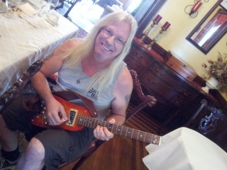 Ramblin on a STROBEL travel guitar at breakfast