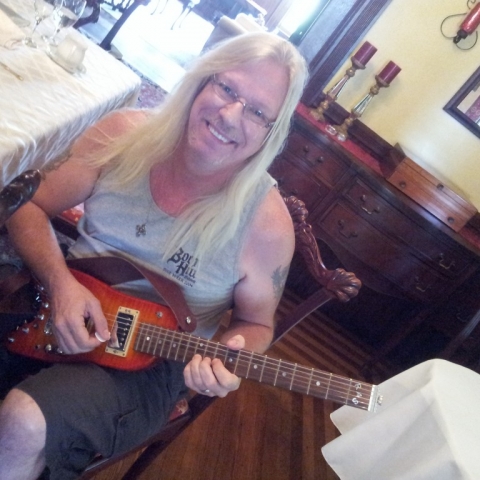 Ramblin on a STROBEL travel guitar at breakfast