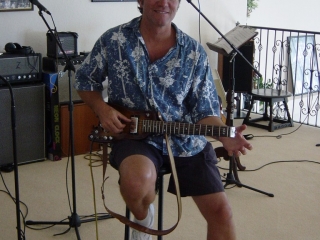 Randy Bernsen checking out a Rambler Portable Guitar