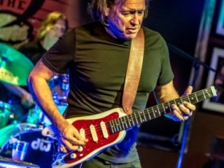 Rocking with Strobelcaster Plus